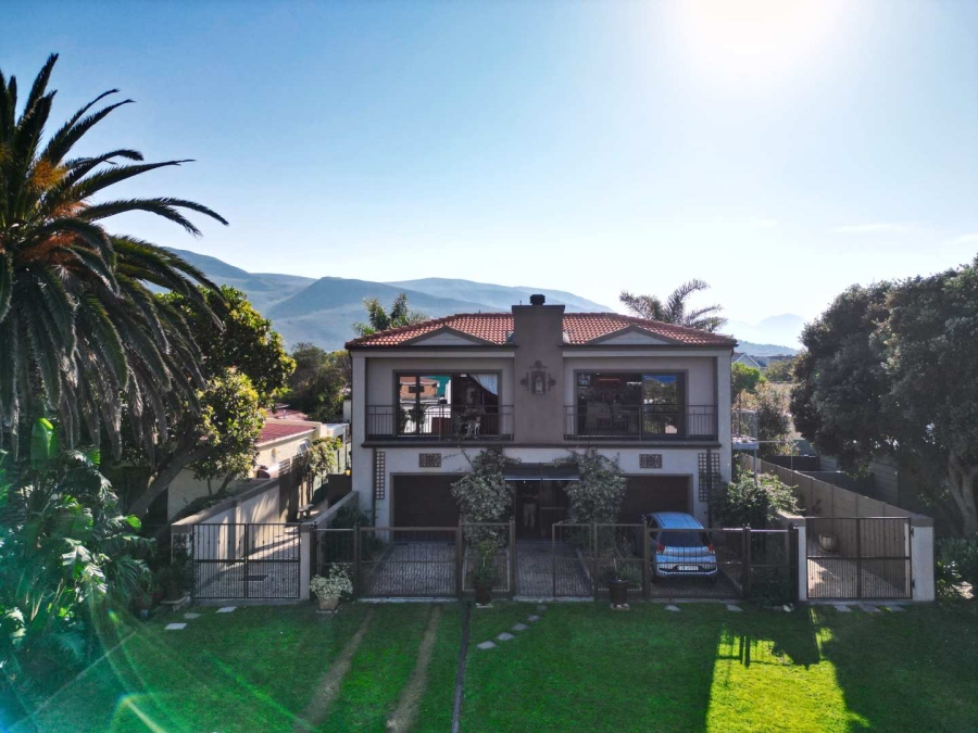 6 Bedroom Property for Sale in Sandbaai Western Cape